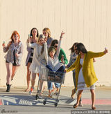 组图：泰勒踩超市推车与闺蜜海边嬉戏玩闹