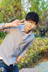 组图：胡夏台湾录新碟 清泉王子深秋卖萌