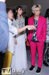 组图：韩星Key与假想妻子走秀 挽臂秀恩爱