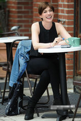 组图：海瑟薇帅气现身片场 豪放大笑不顾形象