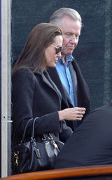 高清图：茱莉威尼斯享受家庭日 其父同行关系和解