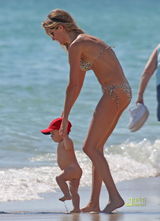 高清组图：吉赛尔-邦辰携子戏水 豹纹装浴场惹眼