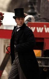 幻灯图：罗伯特-帕丁森礼帽装现身 自称毫不性感