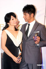 幻灯：陶晶莹与老公首度亲密代言 不忘为小S叫屈