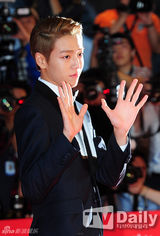 组图：李玹雨金发狼奔头亮相釜山红毯显绅士