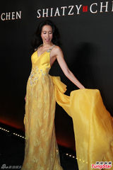 组图：莫文蔚低胸黄裙露美背 撩动裙摆展宫廷范