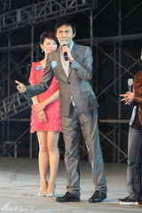 组图：秦昊欲再战金马 莫小奇桃红衣性感出席发布会