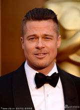 组图：皮特牵手朱莉情侣装亮相 秀恩爱全场轰动