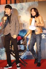 组图：方大同卖吉他拍MV 萧敬腾搞怪站台当名模