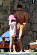 杰西卡-阿尔芭携女度假 穿比基尼当众调胸(图)