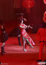 组图：汪明荃出席新春活动 大红旗袍登台受热捧