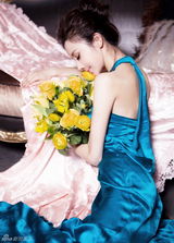 组图：孙菲菲化身蓝色妖姬华贵妩媚