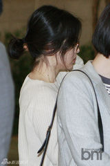 组图：宋慧乔低调现身机场 戴墨镜难掩清纯美貌