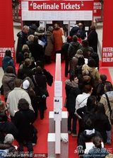 高清组图：柏林电影宫外忙碌不停 工作人员紧张布置