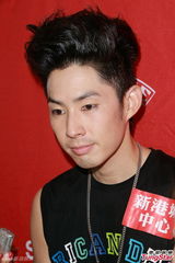 组图：吴建豪盼红馆开唱 签唱与粉丝亲密互动