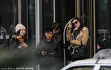组图：熊黛林酒店门外等车 墨镜遮面冷艳时尚