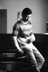 组图：是安黑白大片演绎文艺理想男 玩转时空倒影