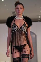 组图：伦敦时装周上演香艳内衣秀 别致乳饰抢眼