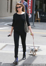 组图：德普双性恋女友街头遛狗 狂发短信疑传情