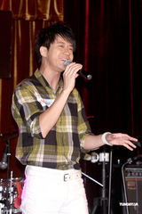 组图：光良签唱会获粉丝表白 避谈重组无印良品