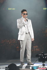 组图：雷颂德个唱献歌儿子 郑秀文助阵掀高潮