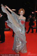 幻灯：《一个好人》首映人多势众 男女星热吻抢镜