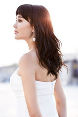 组图：海陆最新纯美大片 裸肩白裙优雅脱俗