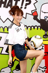 幻灯图：江若琳变身足球宝贝 否认与陈键锋交往