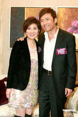 幻灯图：苗侨伟夫妻档代言 戚美珍称羡慕汪明荃