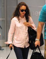 组图：波特曼牵可爱宠物狗现身机场