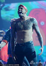 组图：美国公告牌音乐奖 克里斯-布朗赤身秀纹身