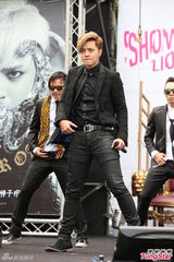 组图：罗志祥高空悬坐 与女舞伴大跳求爱舞