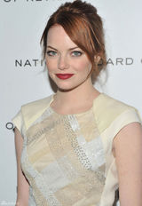 高清组图：艾玛-斯通短袖裙装亮相纽约红唇抢镜