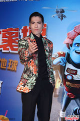 组图：萧敬腾亮相首映会 花西装惹眼抢镜