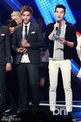 组图：EXO打榜夺冠 前WG宣美复出光脚秀长腿