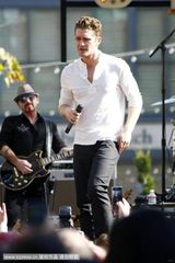 组图：马修-莫里森露天打歌发布首张个人专辑