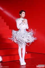 组图：杨丞琳穿华服亮相 尾椎伤势未复原