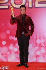 组图：黎耀祥三夺视帝杨怡封后 后台合影亲吻奖杯