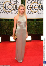 组图：娜奥米沃茨简洁金裙 腋下镂空春光迷人