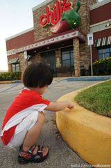 组图：Kimi成长全纪录 和妈妈啃饼干跟爸爸学车