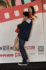 组图：《同桌》林更新肩扛周冬雨 喝交杯啤酒