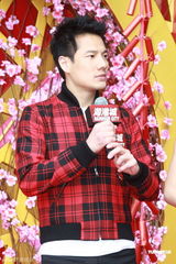 Angelababy熊抱财神爷 丁子高叹杨千嬅无暇造人(图)