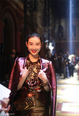 组图：张辛苑巴黎时装周第二日 巧遇萌娃王诗龄