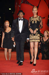 组图：杰克逊纪录片威尼斯首映 导演携全家助阵