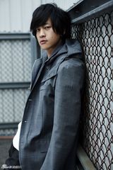 幻灯图集：何润东领衔当然娱乐艺人 演绎写真年历