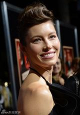 组图：杰西卡-贝尔黑裙闪耀《希区柯克》洛城首映