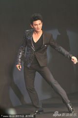 组图：吴奇隆霸气亮相发布会 孙兴搞笑当主持