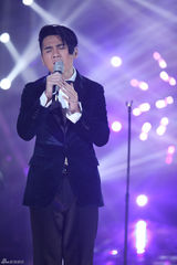 组图：周笔畅玩谢耳朵乐器 邓紫棋黑丝秀腿