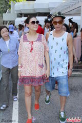 组图：应采儿穿大肚裙出院 陈小春贴心搀扶