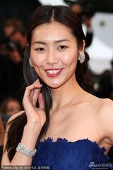 组图：名模刘雯戛纳走秀 低胸长裙秀高挑身材